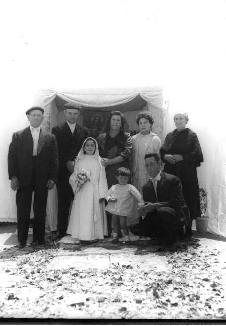 NiÃ±a de comuniÃ³n y familia. OdÃ³n