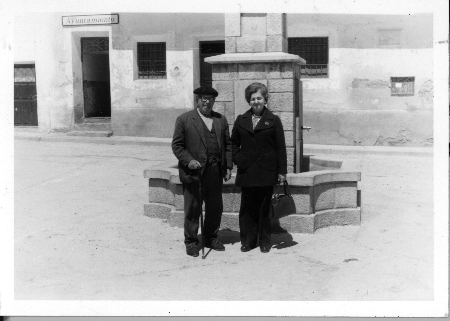 Retrato de pareja en la Plaza de Ojos Negros. 14 de Octubre de 1975.
