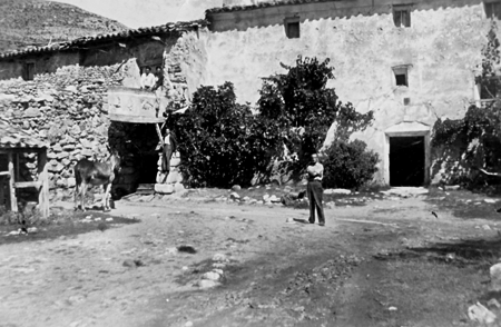 Vecino de Ojos Negros junto a unas casas de la localidad.