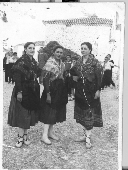 Mujeres vestidas de baturras. Ojos Negros.