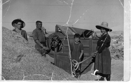 Trabajando en el campo. Agosto de 1958. Ojos Negros.