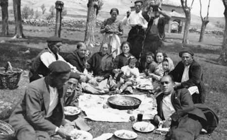 Comiendo en el Santo Cristo. Ojos Negros.