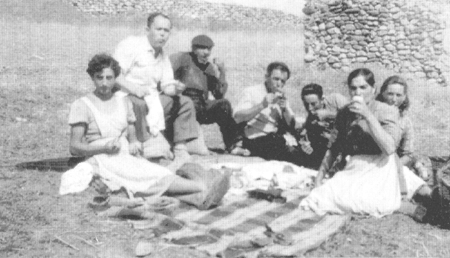 Vecinos de Olalla en una comida en el campo.