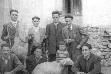 Vecinos de Olalla junto a una oveja.