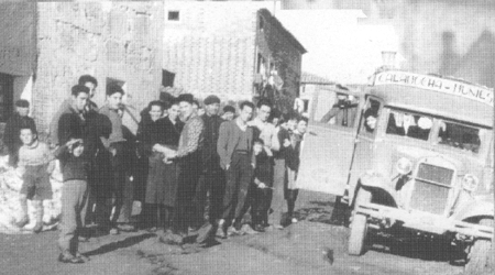 Vecinos de Olalla subiendo a un autobus de lÃ­nea.
