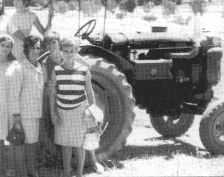 Vecinas de Olalla junto a un tractor.