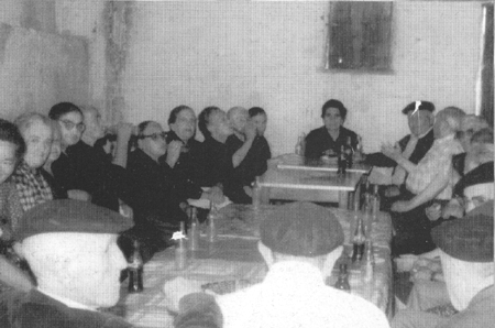 Vecinos de Olalla alrededor de una mesa.