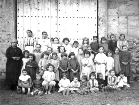 Grupo escolar. Olalla.