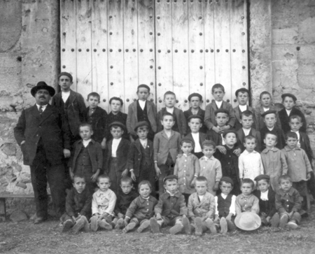 Grupo escolar de Olalla.