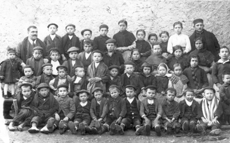 Grupo escolar. Olalla.