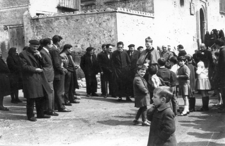 Vecinos de Olalla junto al obispo.