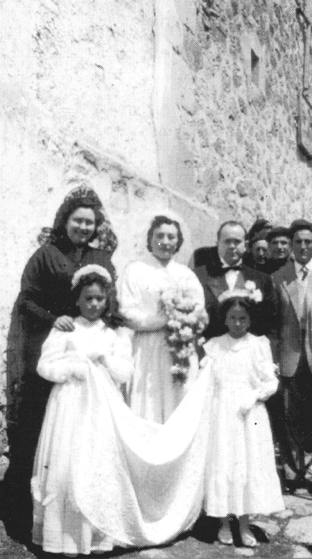 NiÃ±a en el dÃ­a de su Primera ComuniÃ³n. Olalla.