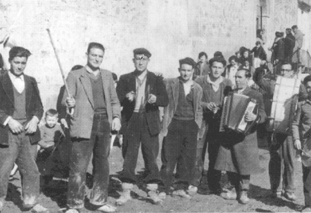 Vecinos de Olalla tocando instrumentos.
