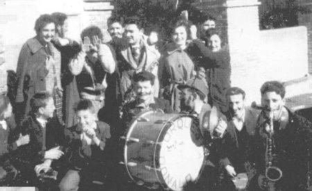 Vecinos de Olalla tocando instrumenmtos.