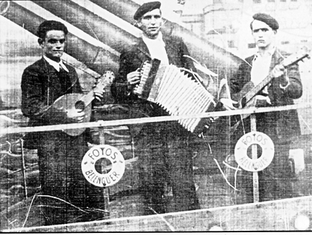 Vecinos de Olalla tocando instrumentos.