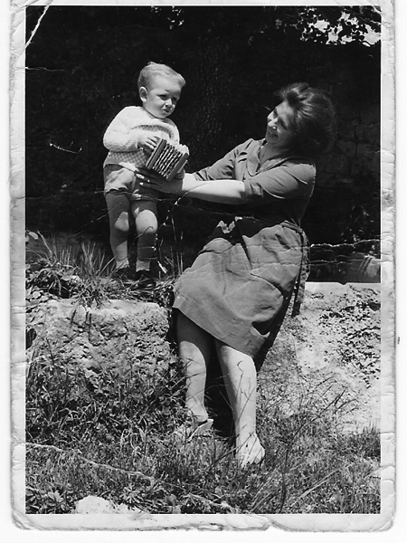 Mujer con niÃ±o. Piedrahita