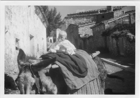 BebÃ© sobre un burro. Piedrahita