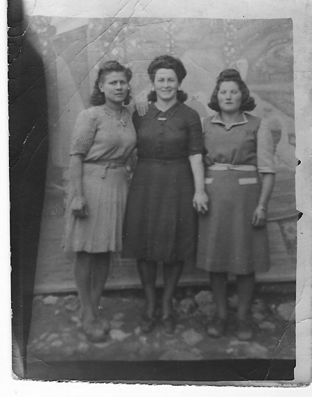 Retrato de tres jÃ³venes. Piedrahita. AÃ±o 1940.