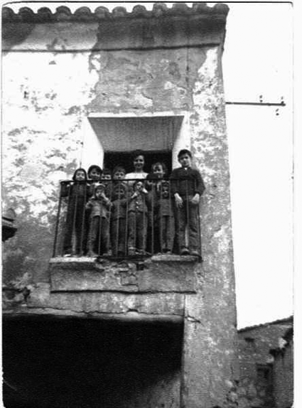 NiÃ±os en el balcÃ³n. Piedrahita
