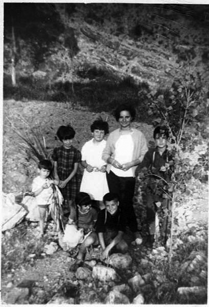 Mujer y niÃ±os en el monte. Piedrahita