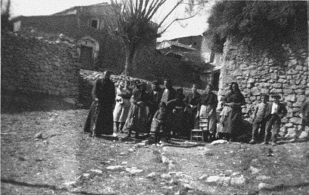 Grupo en una calle del pueblo. Piedrahita