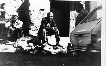 Sentados en el portal. Piedrahita