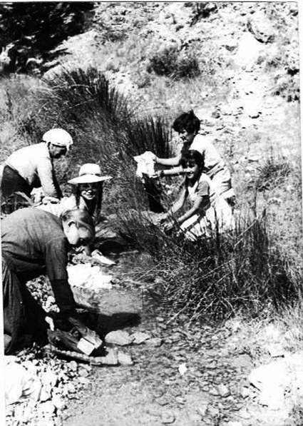 Mujeres lavando en el rÃ­o. Piedrahita