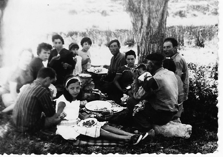 Grupo de vecinos de Piedrahita comiendo en el campo.