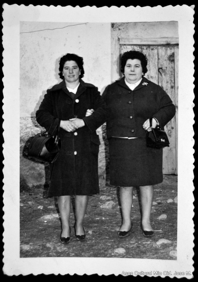 Retrato exterior de dos mujeres
