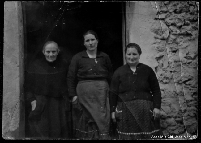 Mujeres de distintas edades posando