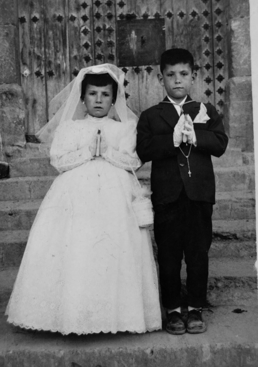 NiÃ±o y niÃ±a de comuniÃ³n delante de la Iglesia de San Juan Bautista. El Poyo del Cid