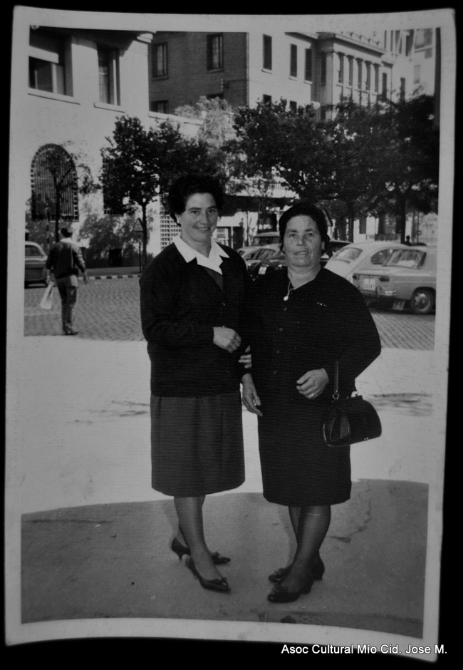Retrato de dos mujeres posando en ciudad.