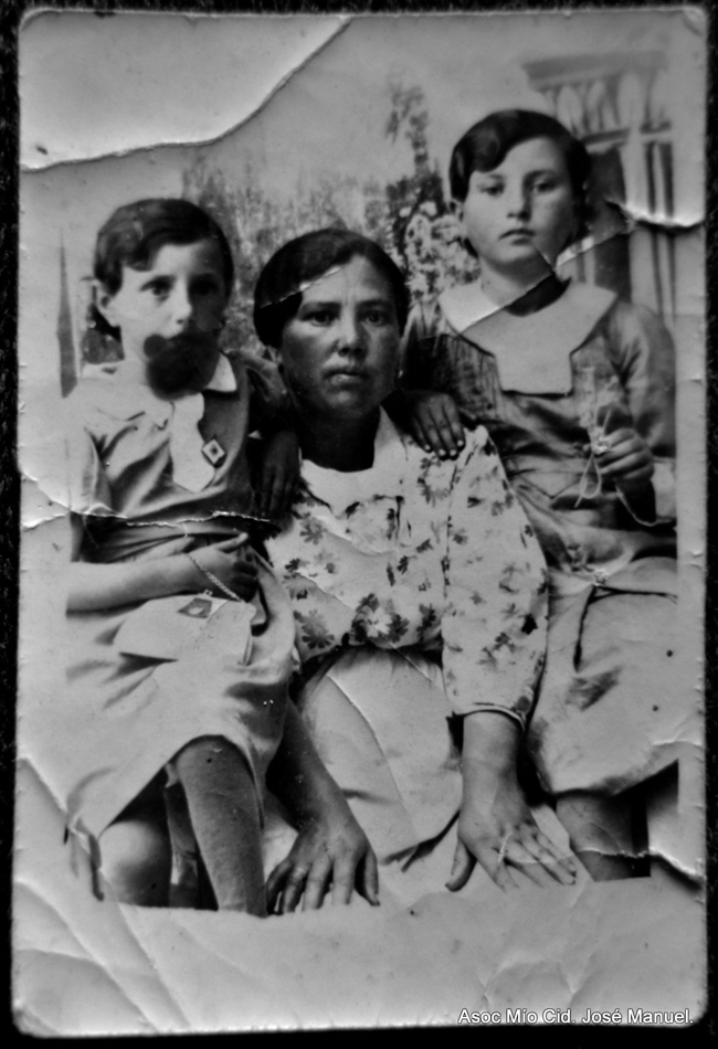 Retrato familiar. Mujer y dos niÃ±as.