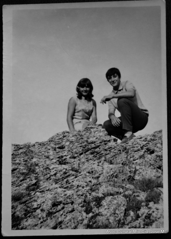 Retrato de dos jÃ³venes subidos en una roca poy