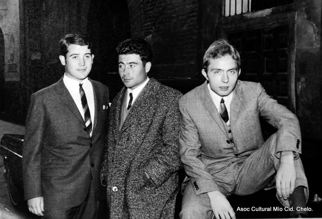 Hombres con traje posando