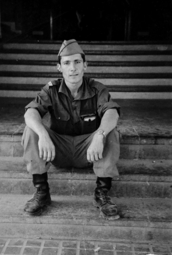 Soldado sentado en las escaleras