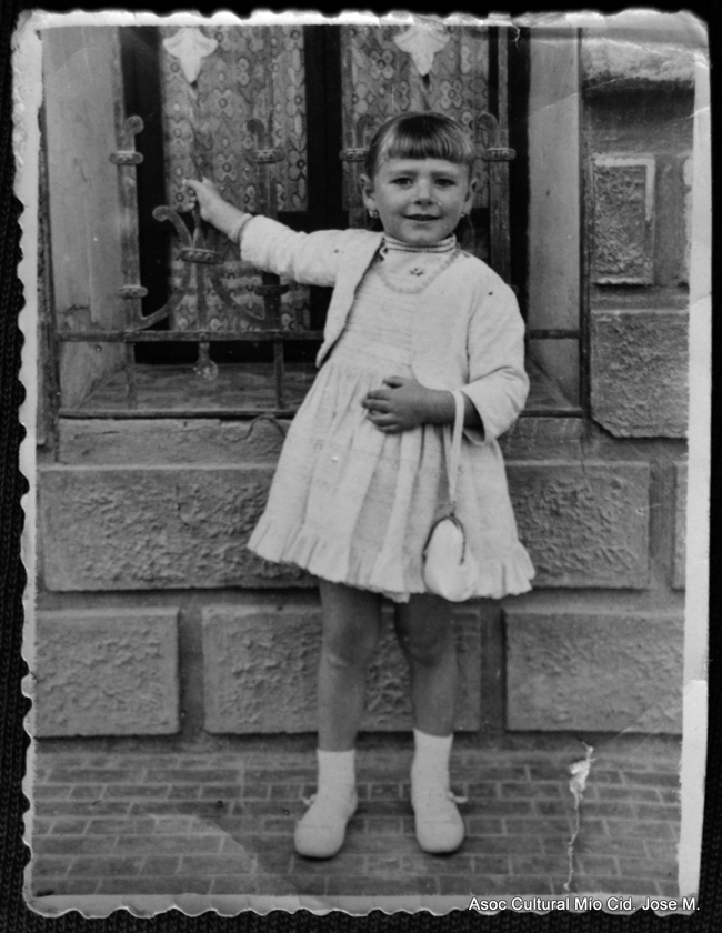 niÃ±a posando delante de ventana