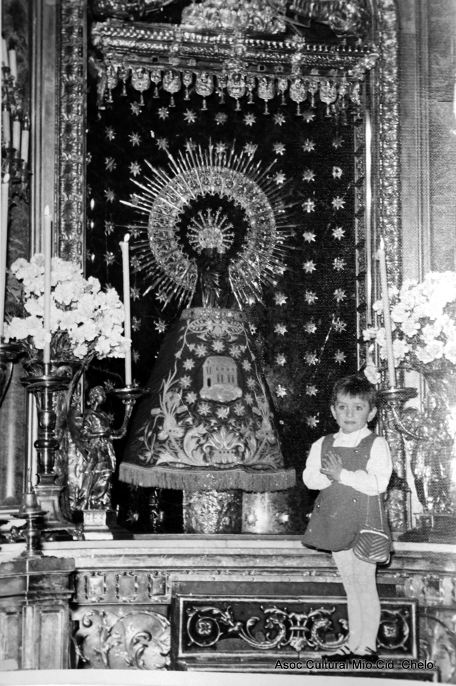 NiÃ±a junto a la Virgen del Pilar, Zaragoza
