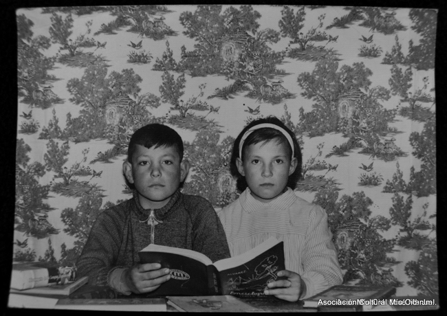 NiÃ±o y niÃ±a posando con libro