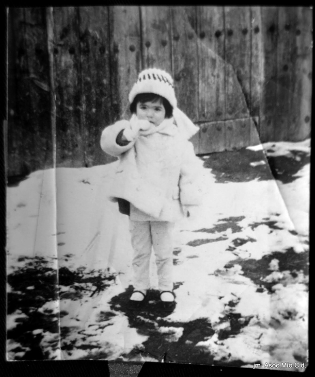 NiÃ±a posando. El Poyo del Cid nevado.