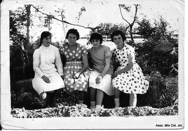 Mujeres sentadas en un puente