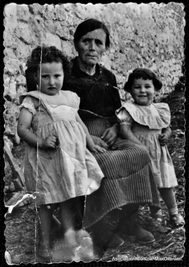 Retrato anciana y dos niÃ±as