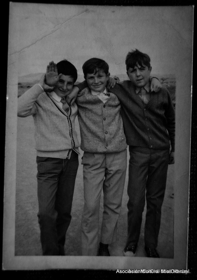 Retrato exterior de tres niÃ±os. El Poyo del Cid