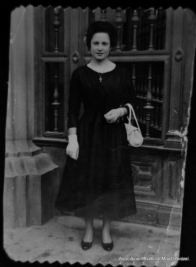 Retrato de mujer delante de puerta