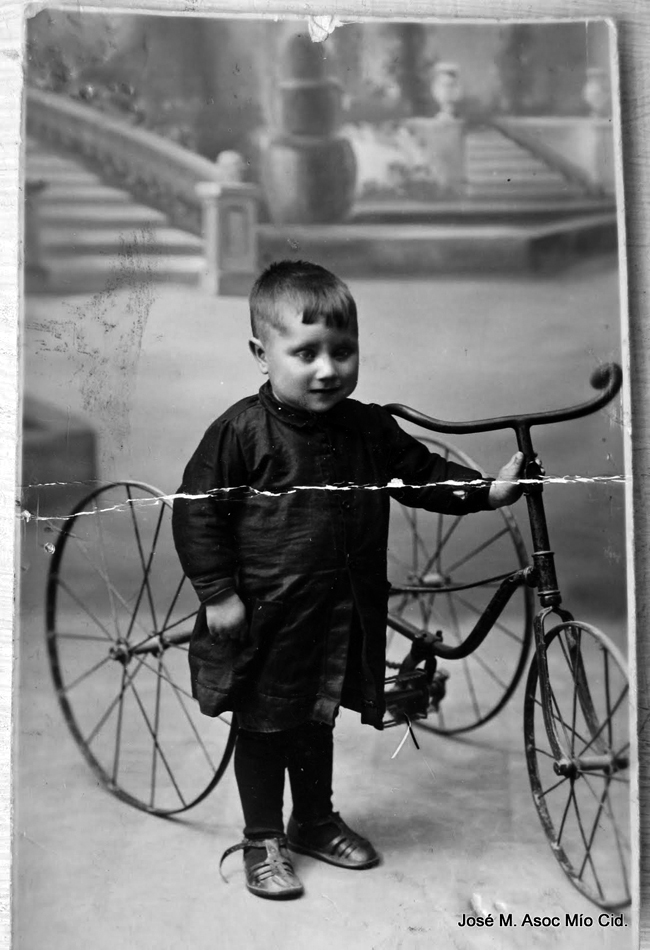 Retrato de niÃ±o con triciclo.