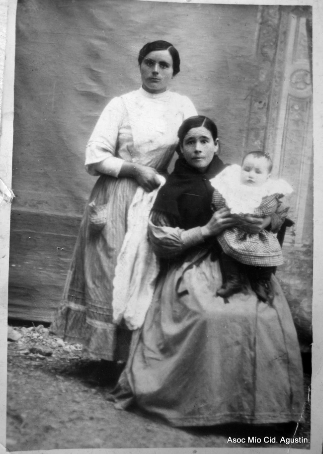Retrato de tres mujeres de diferentes edades.