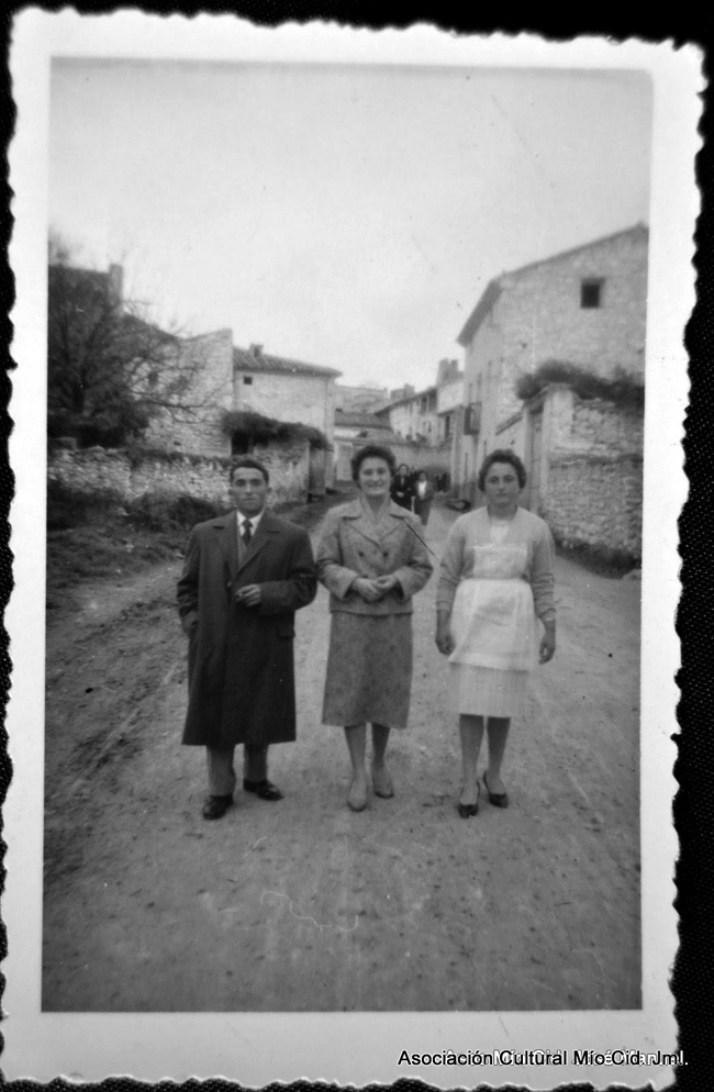 Carmen y BartolomÃ© con otra mujer en una calle del Poyo.
