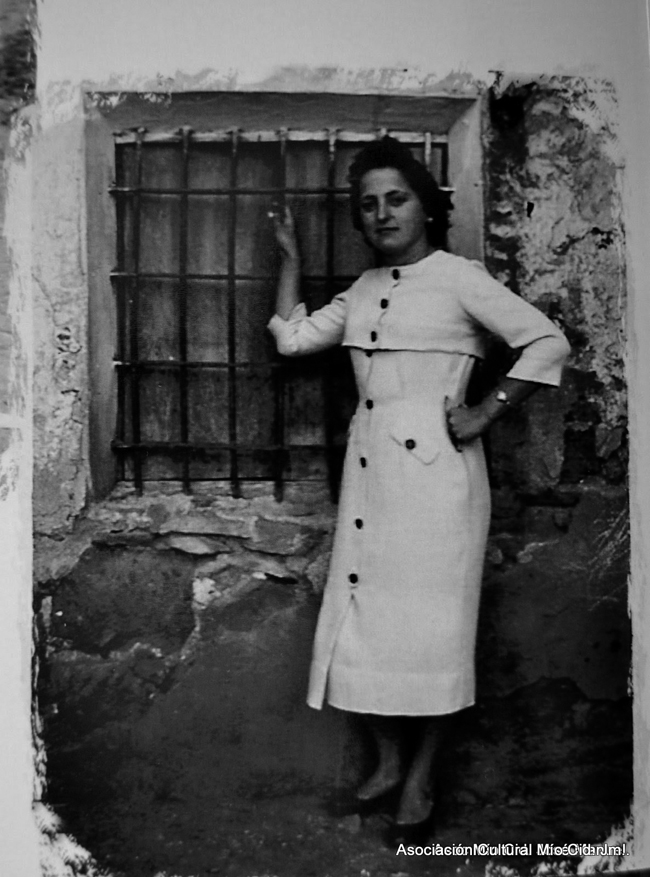 Mujer posando en una ventana