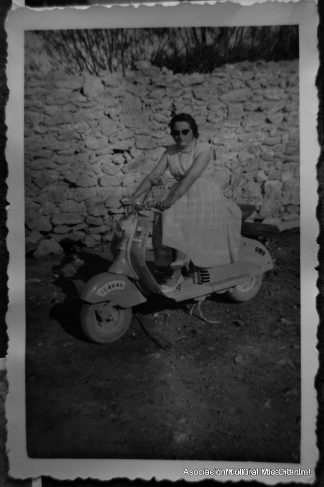 Mujer posando sentada en una moto