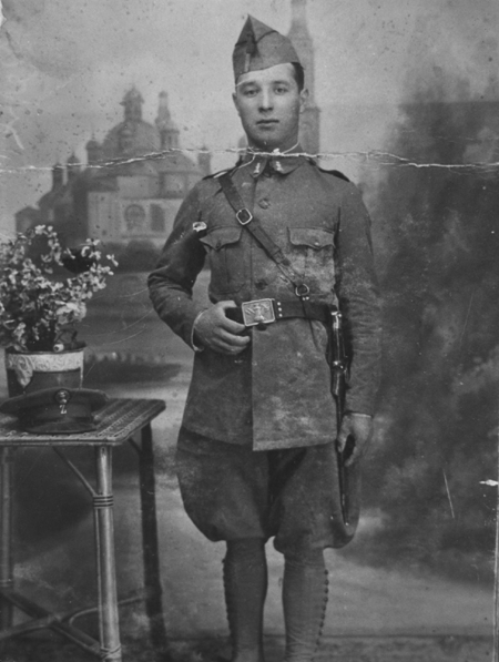 Soldado de uniforme. El Poyo